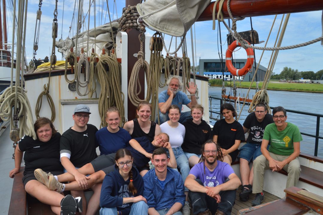 Gruppenfoto auf dem Deck des Segelschiffs.